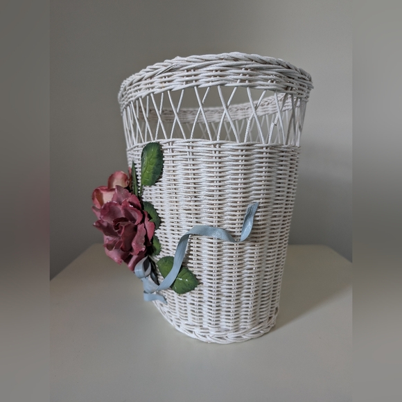 White Woven Wicker Waste Basket | Vintage - Picture 4 of 8